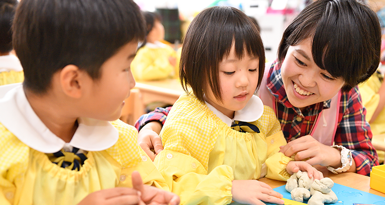 みずほ幼稚園の園児と先生