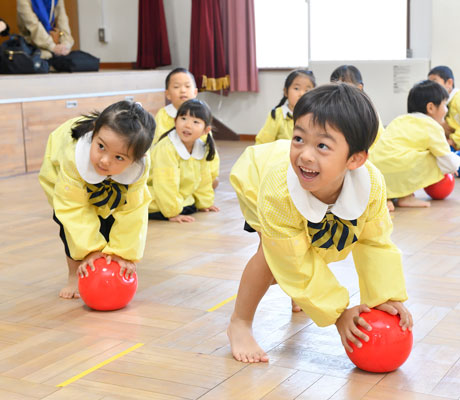 体操を楽しむ園児