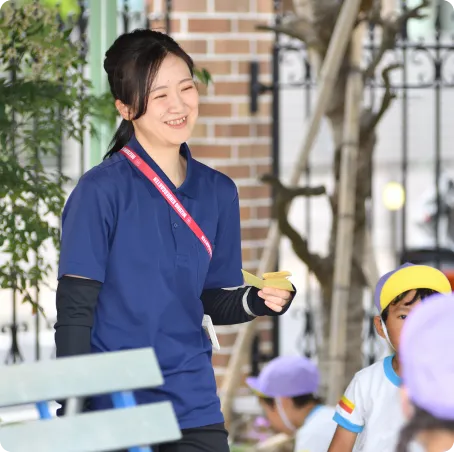 子どもたちの活動を見守る先生