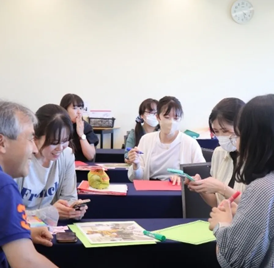 円になって話し合いながら研修に取り組む職員たち